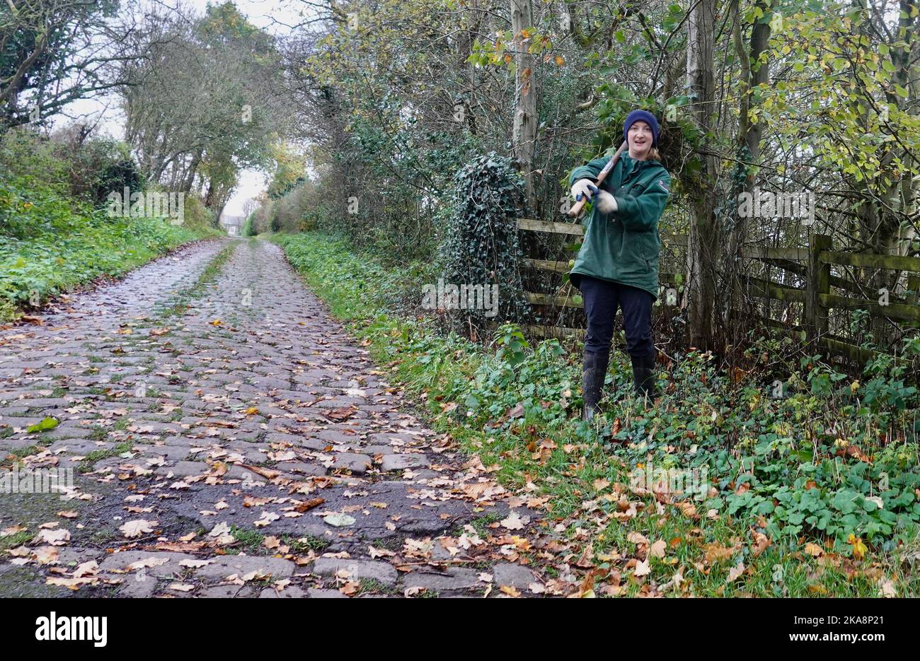 Un lavoratore del consiglio del Derbyshire libera le foglie e le ramificazioni sul Sentiero della valle di Sryy, Derbyshire Foto Stock