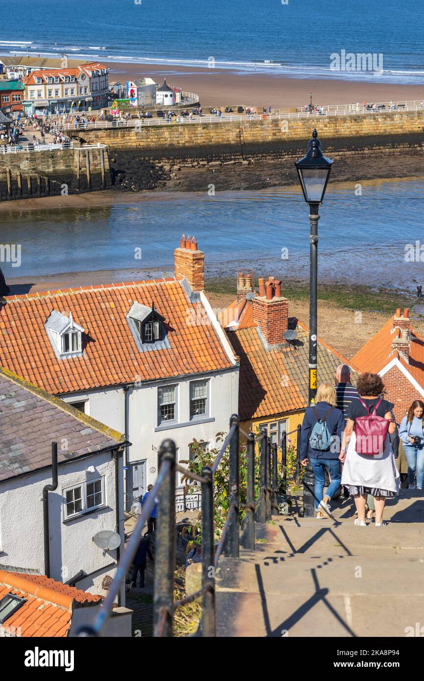 A piedi i 199 gradini di Whitby North Yorkshire Inghilterra Foto Stock