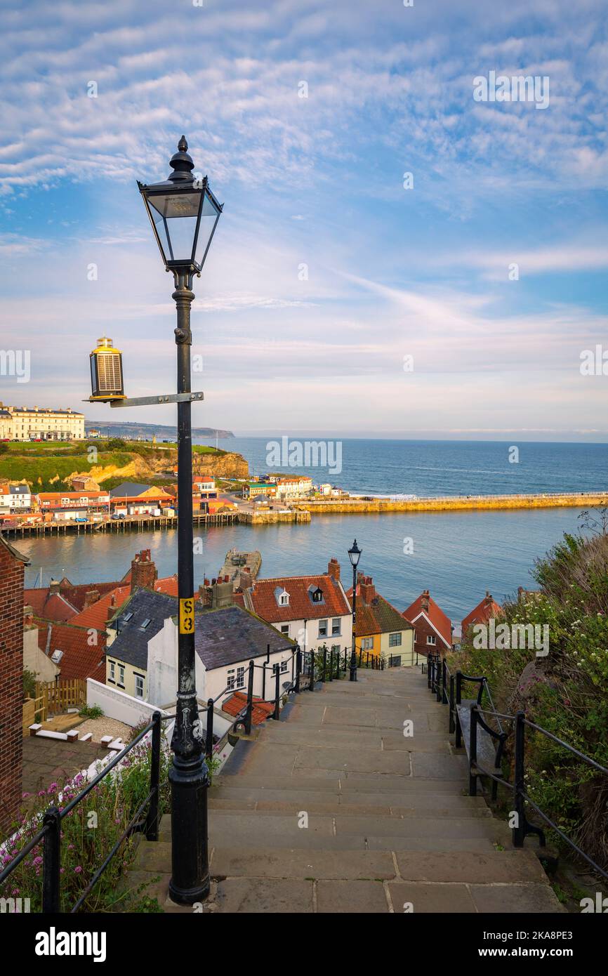 Guardando giù per i 199 gradini al Porto Whitby North Yorkshire Inghilterra alla luce del mattino Foto Stock