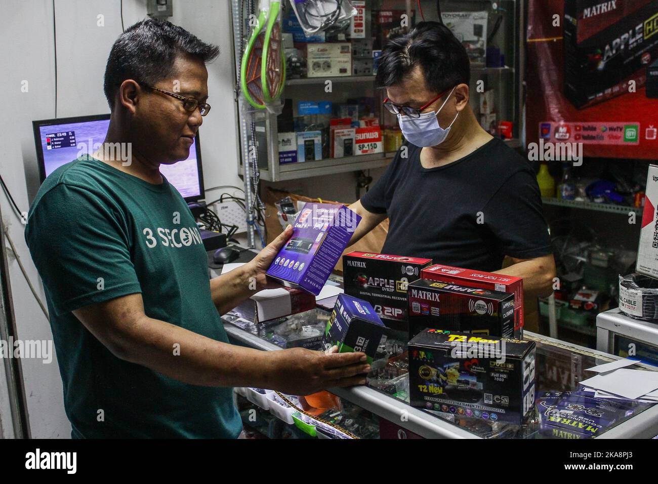 Bandung, Indonesia. 01st Nov 2022. Un cliente ha visto scegliere un set-up box per la televisione digitale a Bandung. Il Ministero della comunicazione e dell'informazione Indonesia (Diskominfo) inizierà la prima fase di migrazione alla televisione digitale il 2 novembre 2022. Lo spegnimento analogico (ASO) partirà dall'area Jabodetabek e da altre aree pronte per i requisiti. (Foto di Algi Libri Sugita/SOPA Images/Sipa USA) Credit: Sipa USA/Alamy Live News Foto Stock