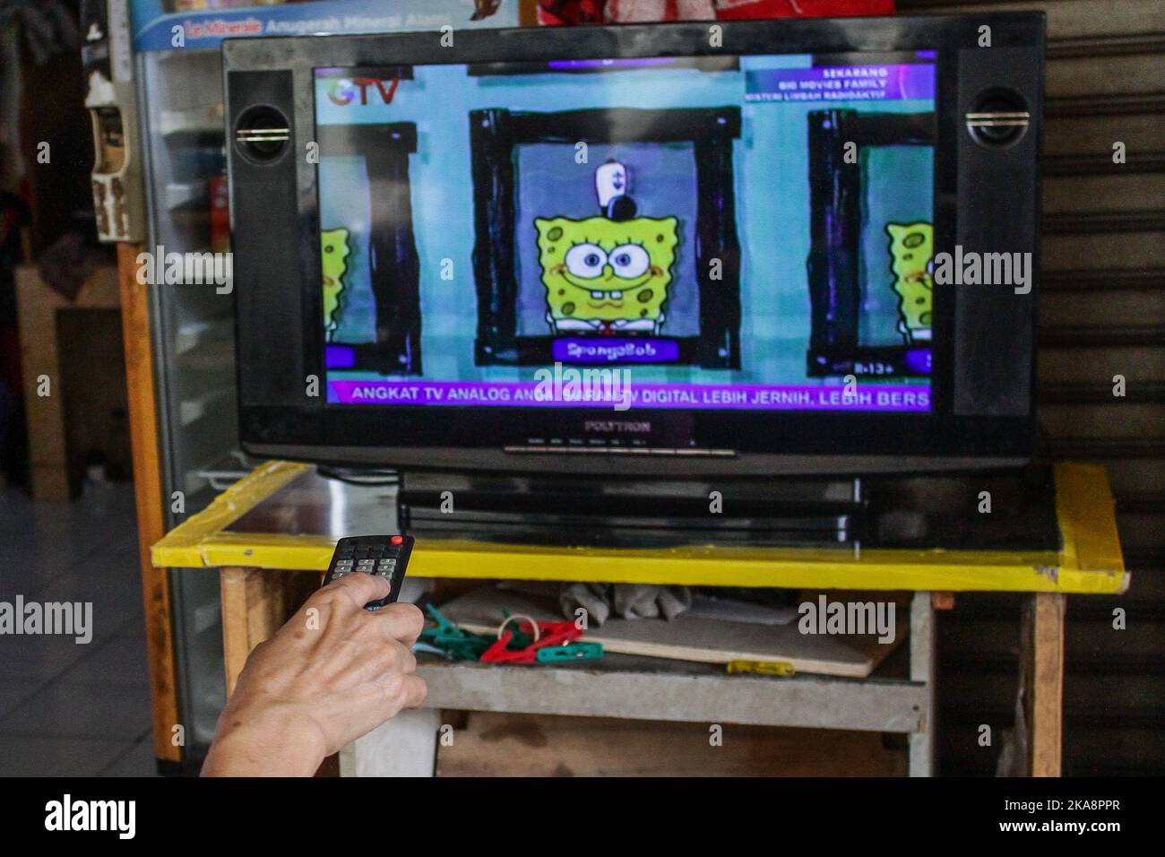 Bandung, Indonesia. 01st Nov 2022. Una persona ha visto guardare la televisione analogica prima che si spenga nel piccolo ristorante a Bandung. Il Ministero della comunicazione e dell'informazione Indonesia (Diskominfo) inizierà la prima fase di migrazione alla televisione digitale il 2 novembre 2022. Lo spegnimento analogico (ASO) partirà dall'area Jabodetabek e da altre aree pronte per i requisiti. (Foto di Algi Libri Sugita/SOPA Images/Sipa USA) Credit: Sipa USA/Alamy Live News Foto Stock
