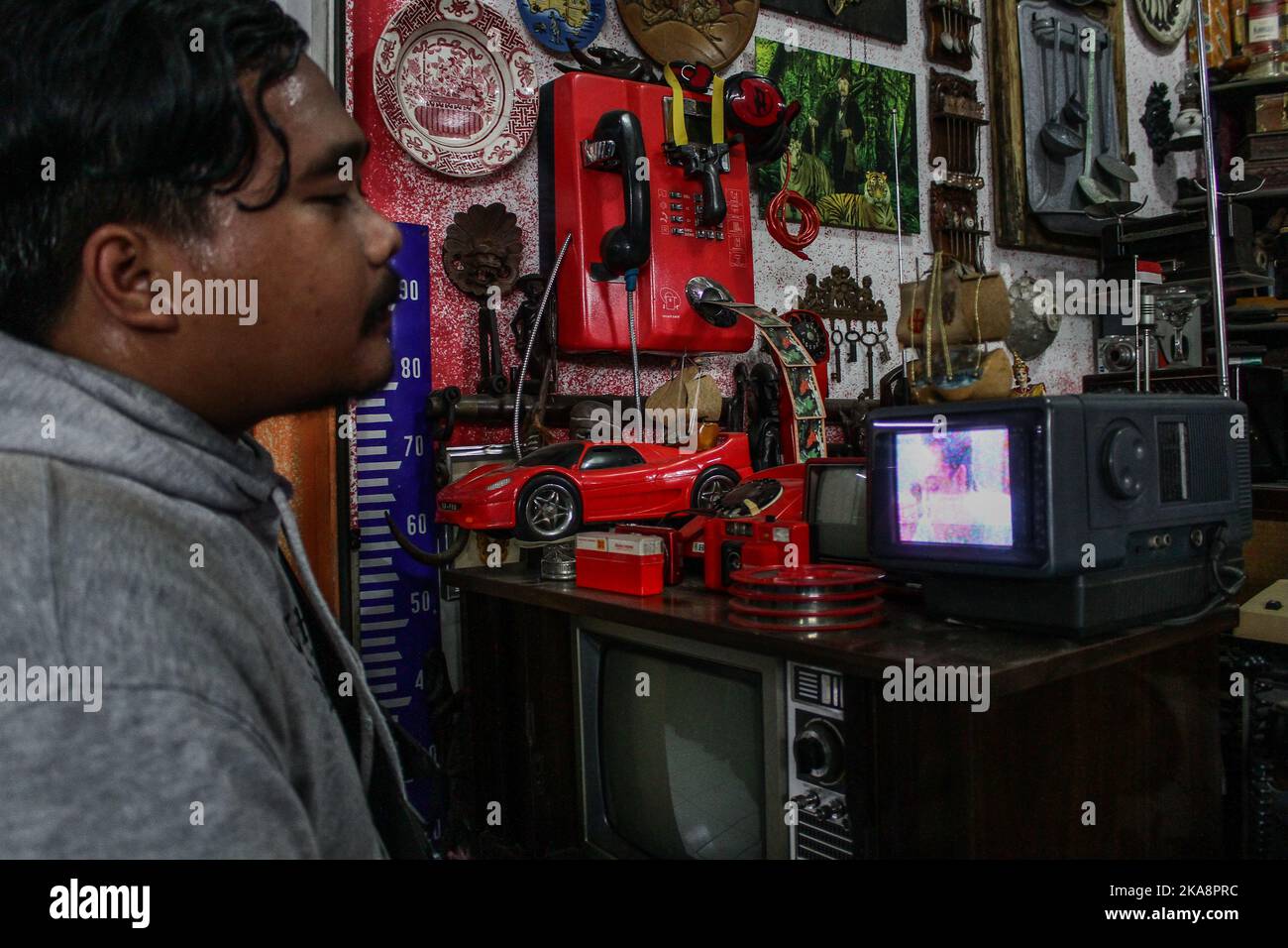 Bandung, Indonesia. 01st Nov 2022. Un uomo è visto guardare la televisione analogica prima che si spenga a Bandung. Il Ministero della comunicazione e dell'informazione Indonesia (Diskominfo) inizierà la prima fase di migrazione alla televisione digitale il 2 novembre 2022. Lo spegnimento analogico (ASO) partirà dall'area Jabodetabek e da altre aree pronte per i requisiti. (Foto di Algi Libri Sugita/SOPA Images/Sipa USA) Credit: Sipa USA/Alamy Live News Foto Stock