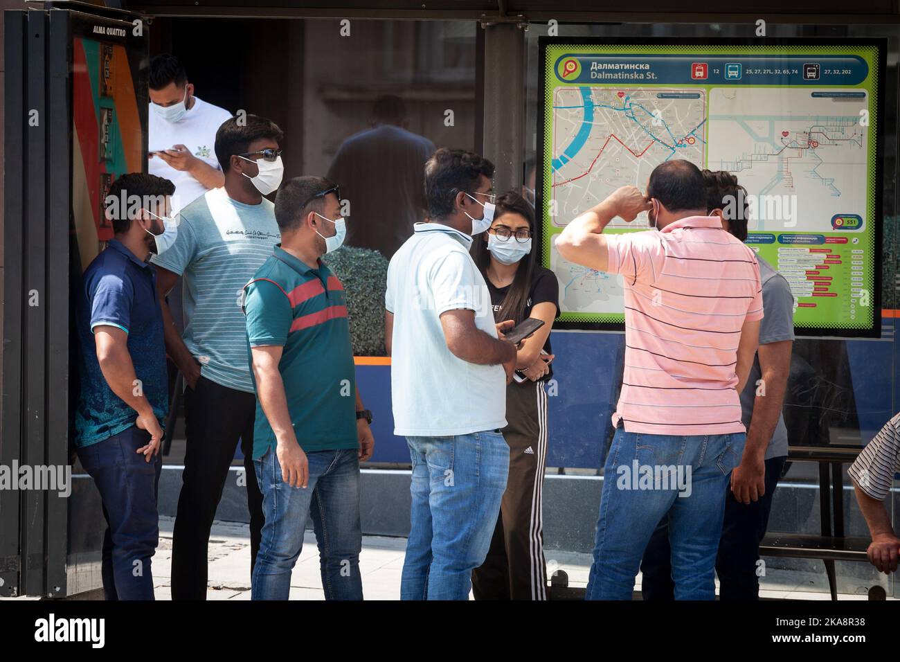 Immagine di un uomo e di una donna indiani che camminano per le strade di Belgrado, Serbia, indossando una maschera protettiva per il viso, durante il coronavirus co 2020 2021 Foto Stock