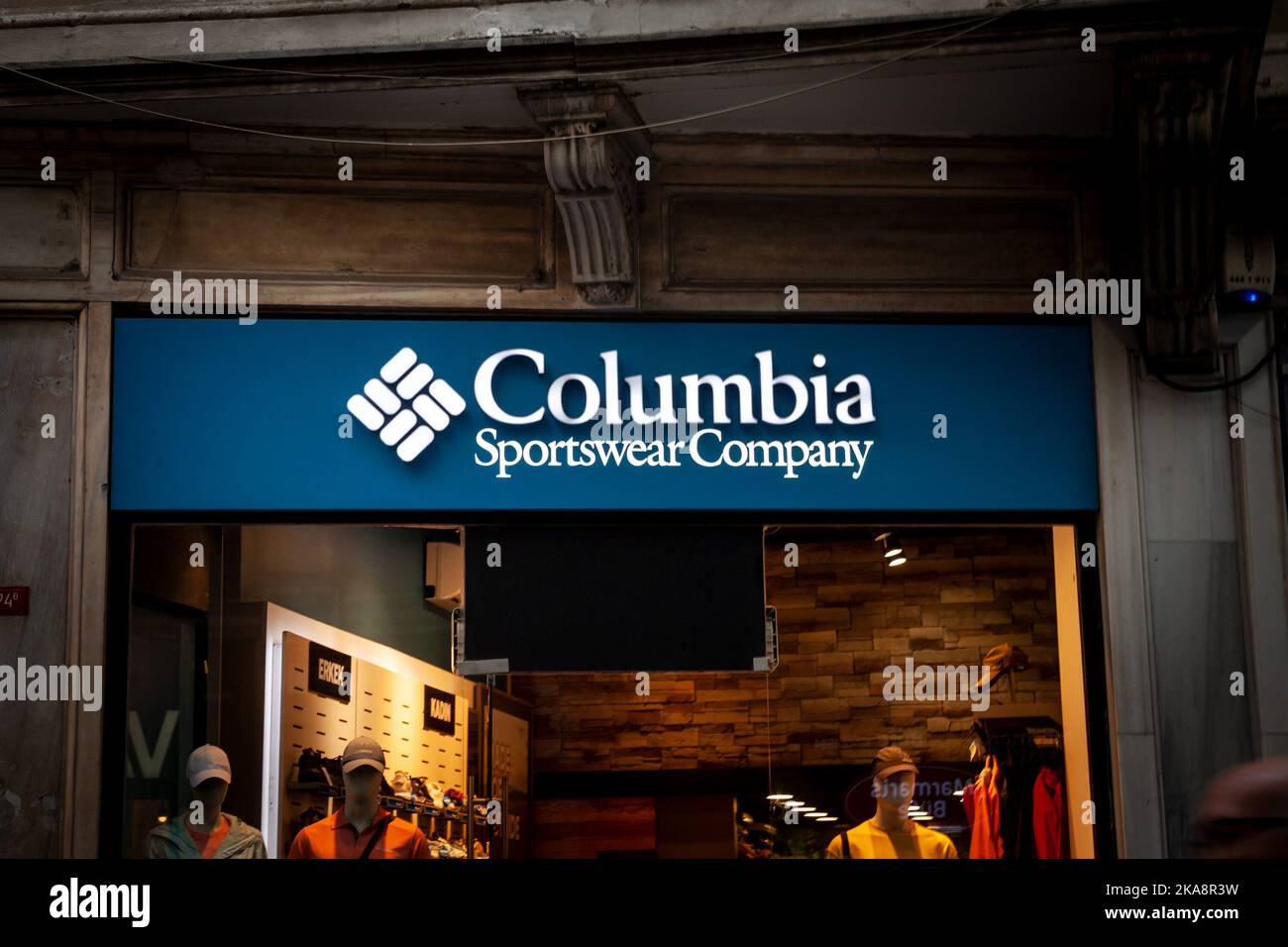 Immagine di un cartello con il logo della compagnia Columbia sportswear sul negozio di Istanbul. La Columbia Sportswear Company è una società americana che l'uomo Foto Stock