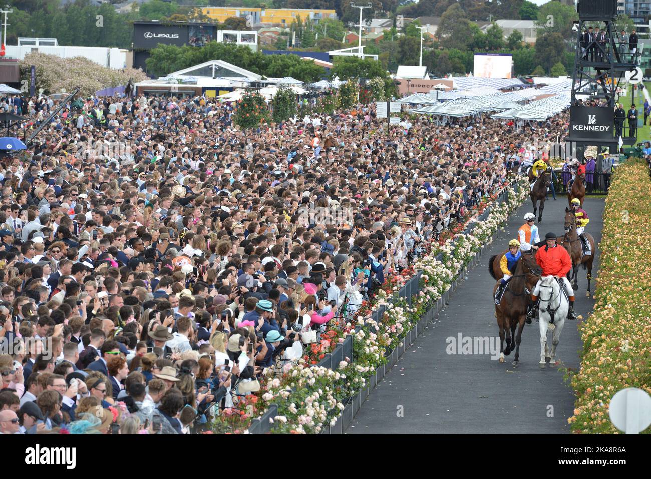 Melbourne, Australia. 01st Nov 2022. I fantini e le persone partecipano al 2nd° giorno del Melbourne Cup Carnival 2022 al Flemington Racing Club Victoria Derby Day di Melbourne. (Foto di Rana Sajid Hussain/Pacific Press) Credit: Pacific Press Media Production Corp./Alamy Live News Foto Stock