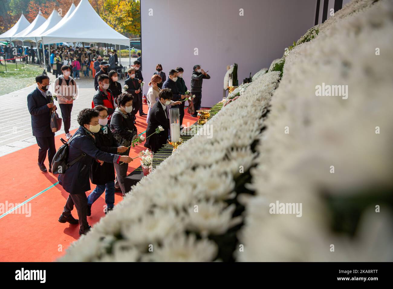 Seul, Corea del Sud. 1st Nov 2022. La gente deposeva fiori su un altare lutto allestito a Seoul Plaza, Corea del Sud, 1 novembre 2022. Il bilancio delle vittime di una schiacciata folla, che si è verificato Sabato sera nel quartiere di Itaewon della capitale sudcoreana Seoul durante le riunioni di Halloween, è aumentato durante la notte, le autorità ha detto Martedì. Secondo il Ministero dell'interno e della sicurezza, almeno 156 persone sono state uccise e 151 feriti nell'incidente. Il governo ha annunciato un periodo di lutto nazionale di una settimana per la tragedia fino al 5 novembre. Credit: Wang Yiliang/Xinhua/Alamy Live News Foto Stock