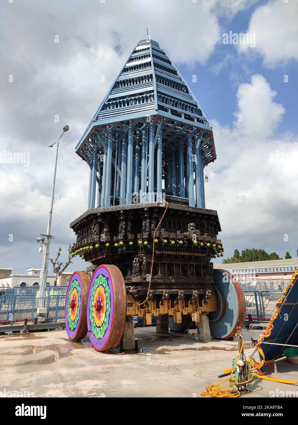 Un carro del tempio, chiamato anche ratha o Tther, è un grande veicolo in legno, decorato in modo intricato, utilizzato nei festival dei templi indù. Foto Stock