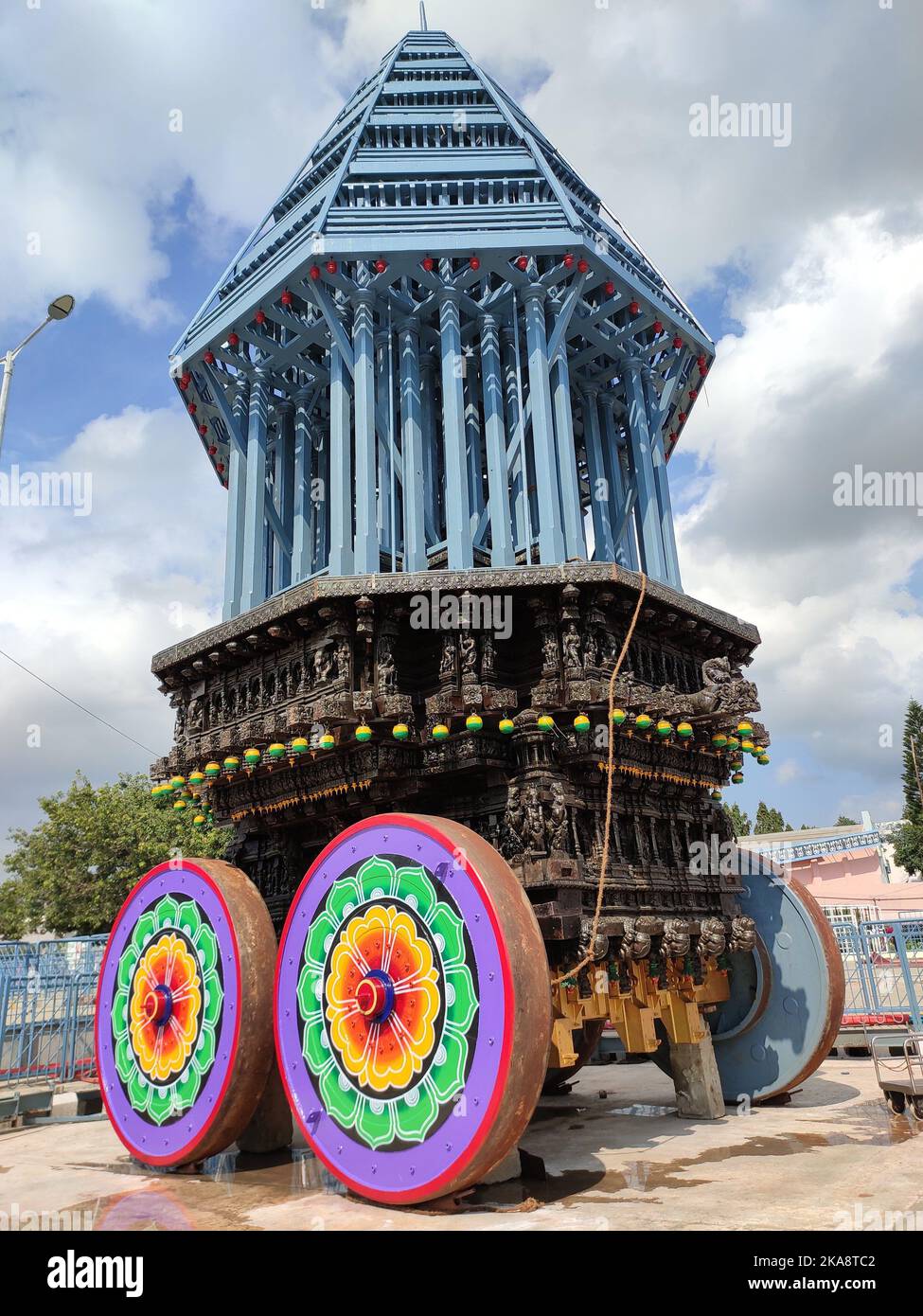Vista laterale destra dell'enorme Chariot (Rathamu) che viene utilizzato nel festival Brahmotsavam nel tempio di Venkateswara, Tirumala. Tirupati, Andhra Pradesh Foto Stock