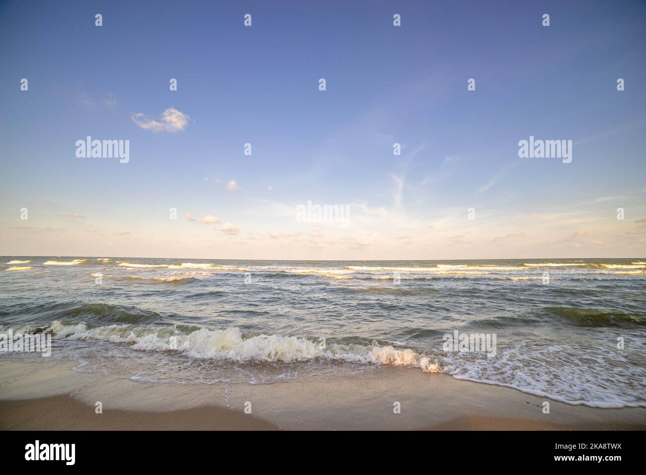 Splendido panorama dell'onda di mare con la luce del sole che si ombreggia sullo sfondo a Hua Hin in Thailandia. Foto Stock