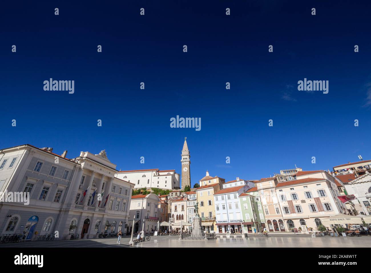 Foto di un panorama della città alta di Pirano, Slovenia, con un focus sulla chiesa di san giorgio. Chiesa parrocchiale di San Giorgio a Pirano, o župnijska Foto Stock