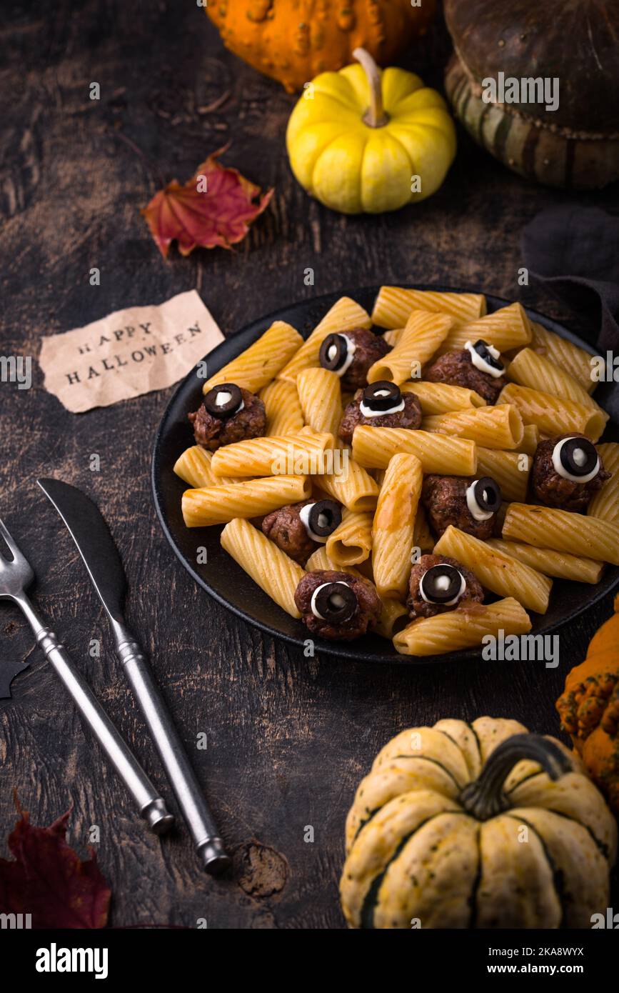 Pasta di Halloween con polpette a forma di occhio Foto Stock