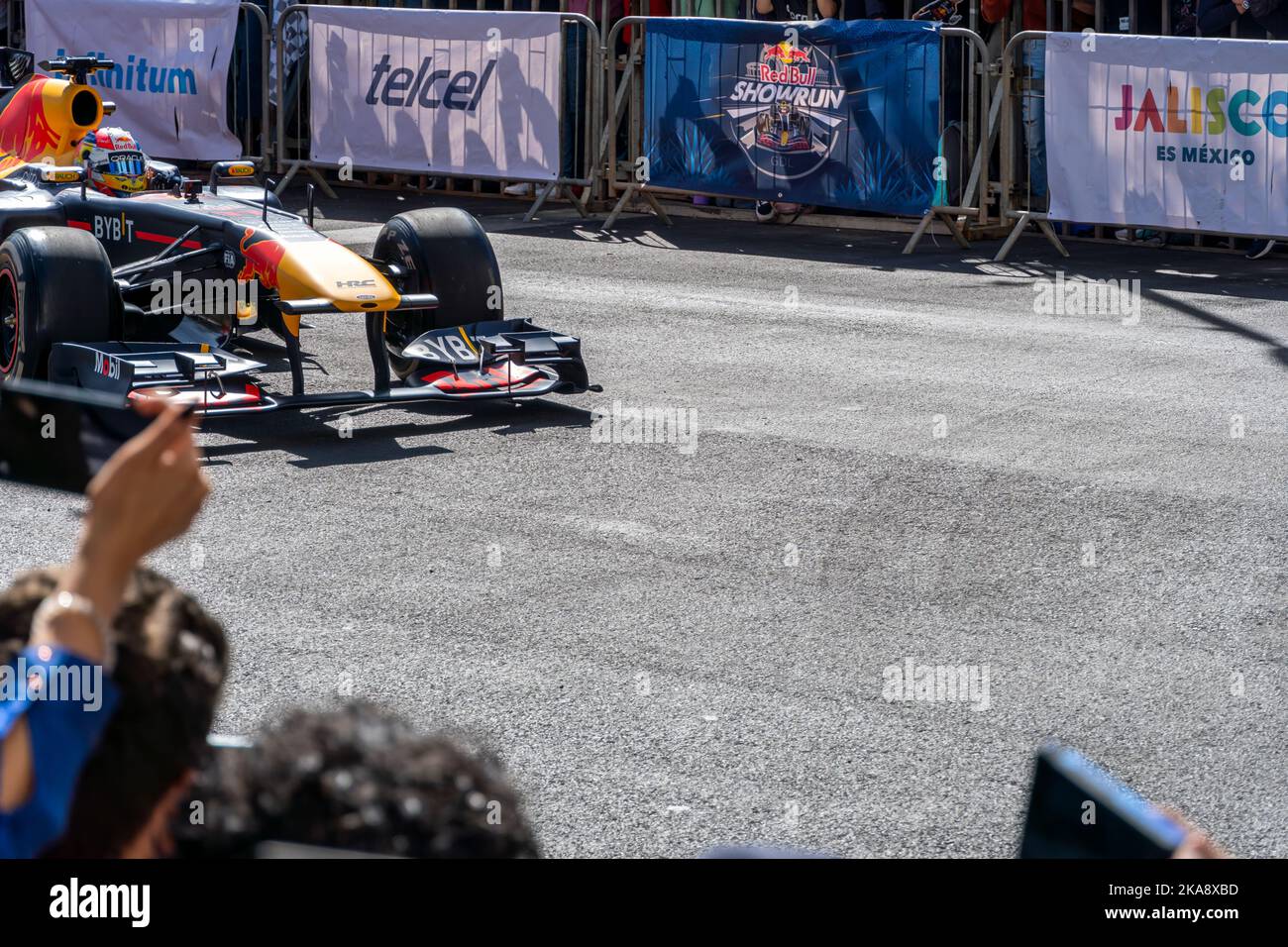 GUADALAJARA, MESSICO - 25 2022 OTTOBRE: Showrun Checo Perez, formula 1 Red bull monoposto RB7 Foto Stock