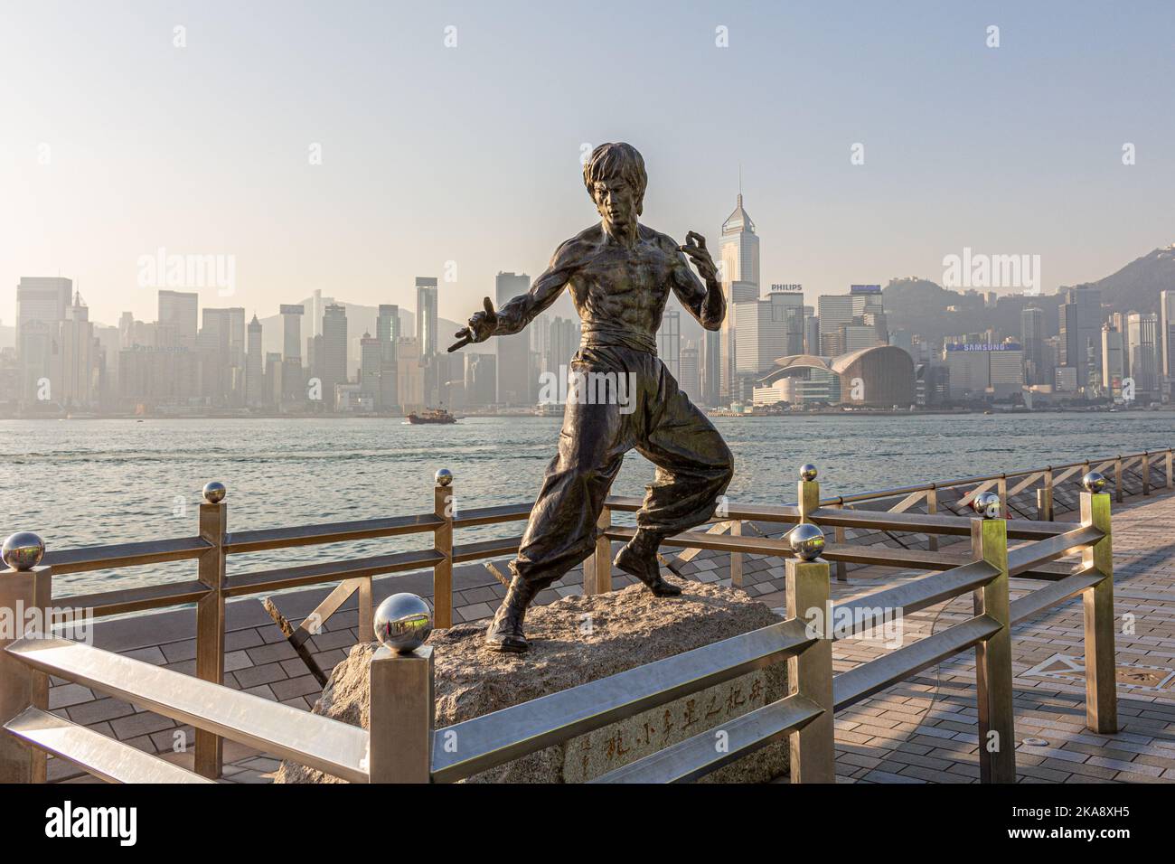 Statua di bronzo di Cao Chong-en dell'iconico artista marziale Bruce Lee, Lee Jun-fan, sulla Avenue of Stars, Tsim Sha Tsui, Kowloon, Hong Kong, Cina Foto Stock