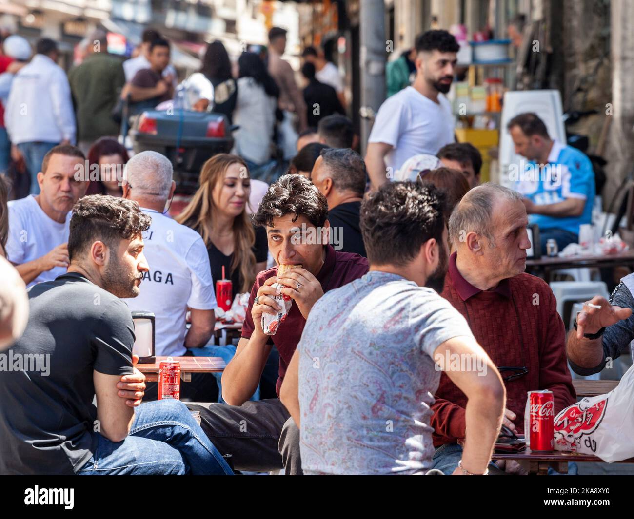 Foto di terrazze di kebab, fast food e caffè nelle strade di Istanbul, turchia, pieno di uomini che bevono e mangiano. Foto Stock