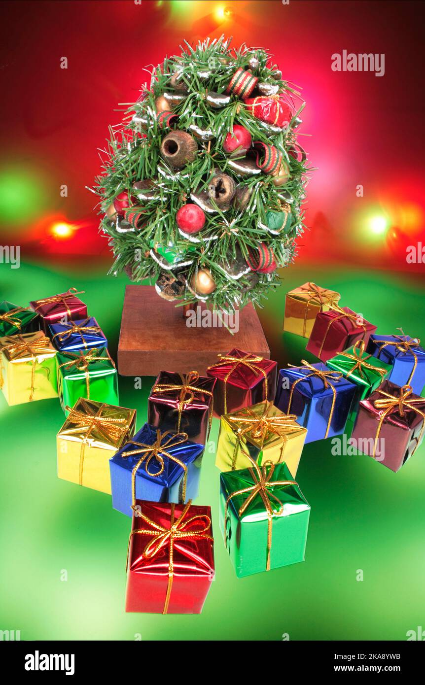 Miniatura albero di Natale e confezioni regalo Foto Stock