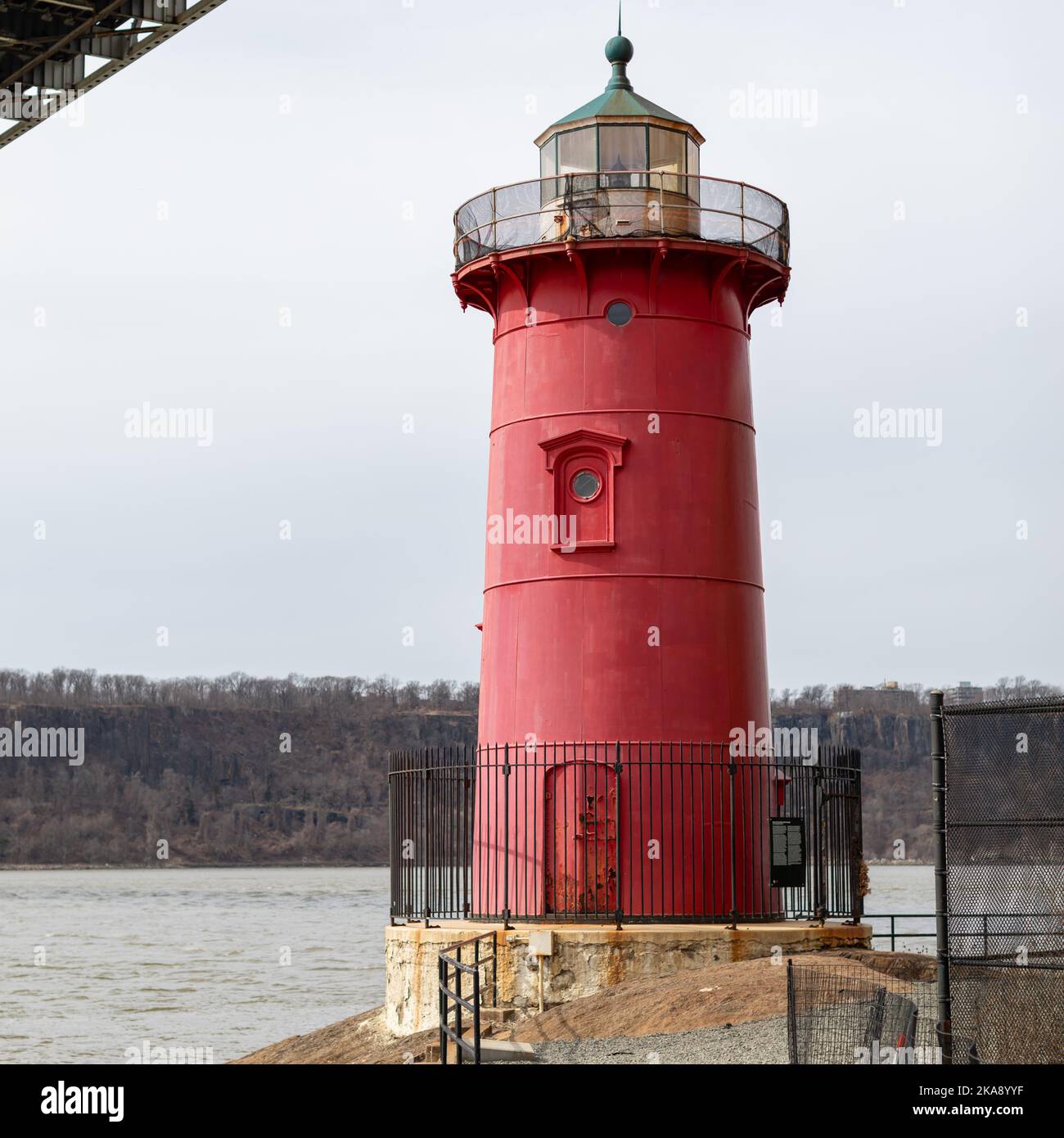 Il Little Red Lighthouse (Jeffrey's Hook Light) sotto il George Washington Bridge, New York, USA Foto Stock