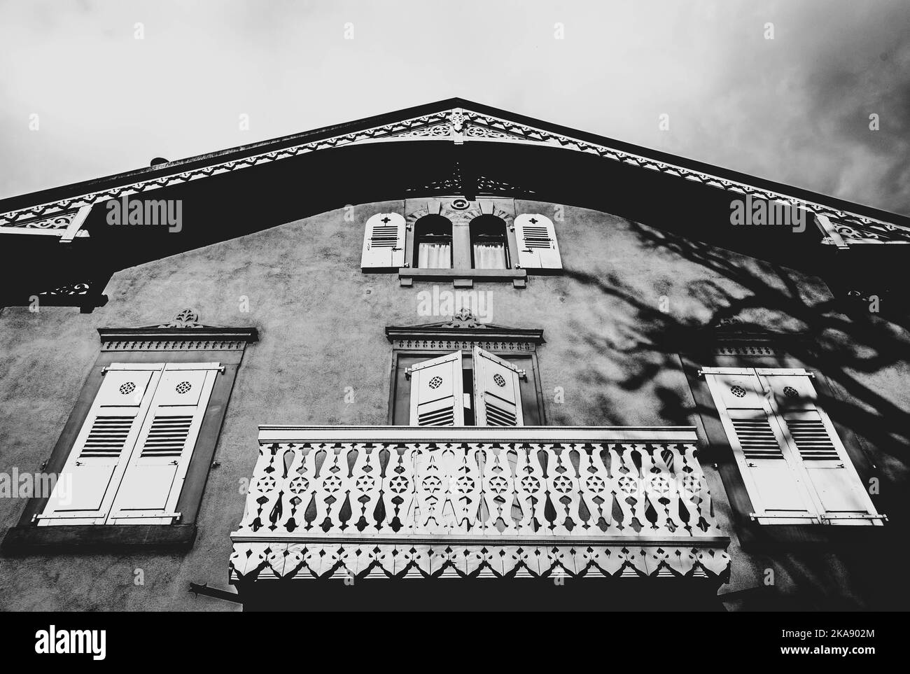 Una scala di grigi di una vecchia casa tradizionale a Yverdon-Les-Bains, Svizzera Foto Stock