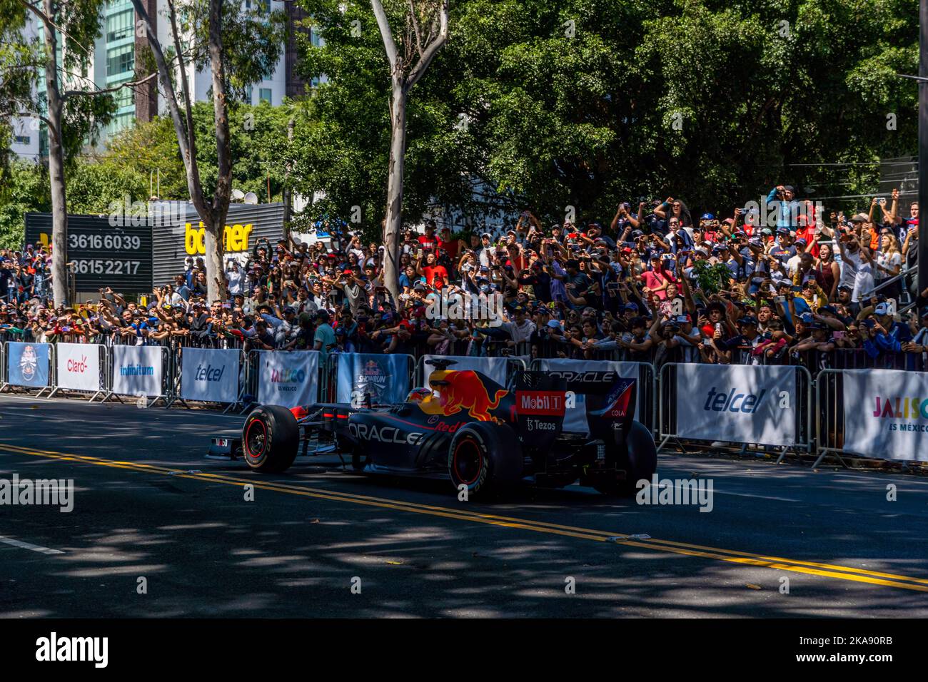 GUADALAJARA, MESSICO - 25 2022 OTTOBRE: Showrun Checo Perez, formula 1 Red bull monoposto RB7 Foto Stock