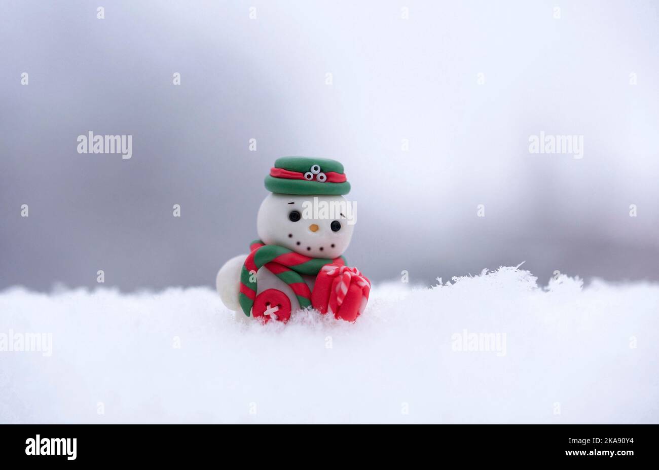 Inverno Vacanze di fondo con un pupazzo di neve, regali, neve e fiocchi di neve Foto Stock