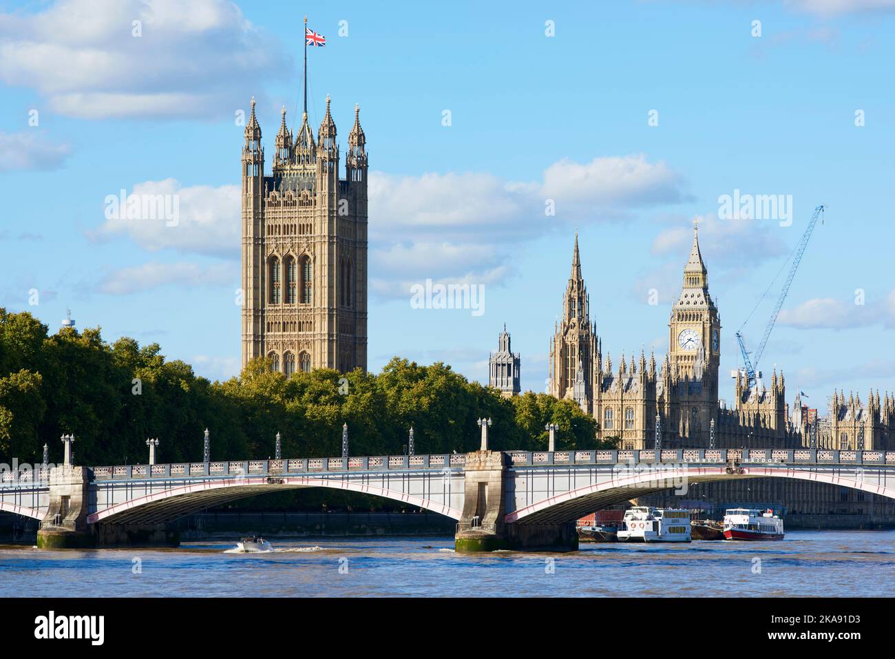 Il Palazzo di Westminster, Londra UK, dalla sponda Sud, con il Tamigi e il Lambeth Bridge Foto Stock