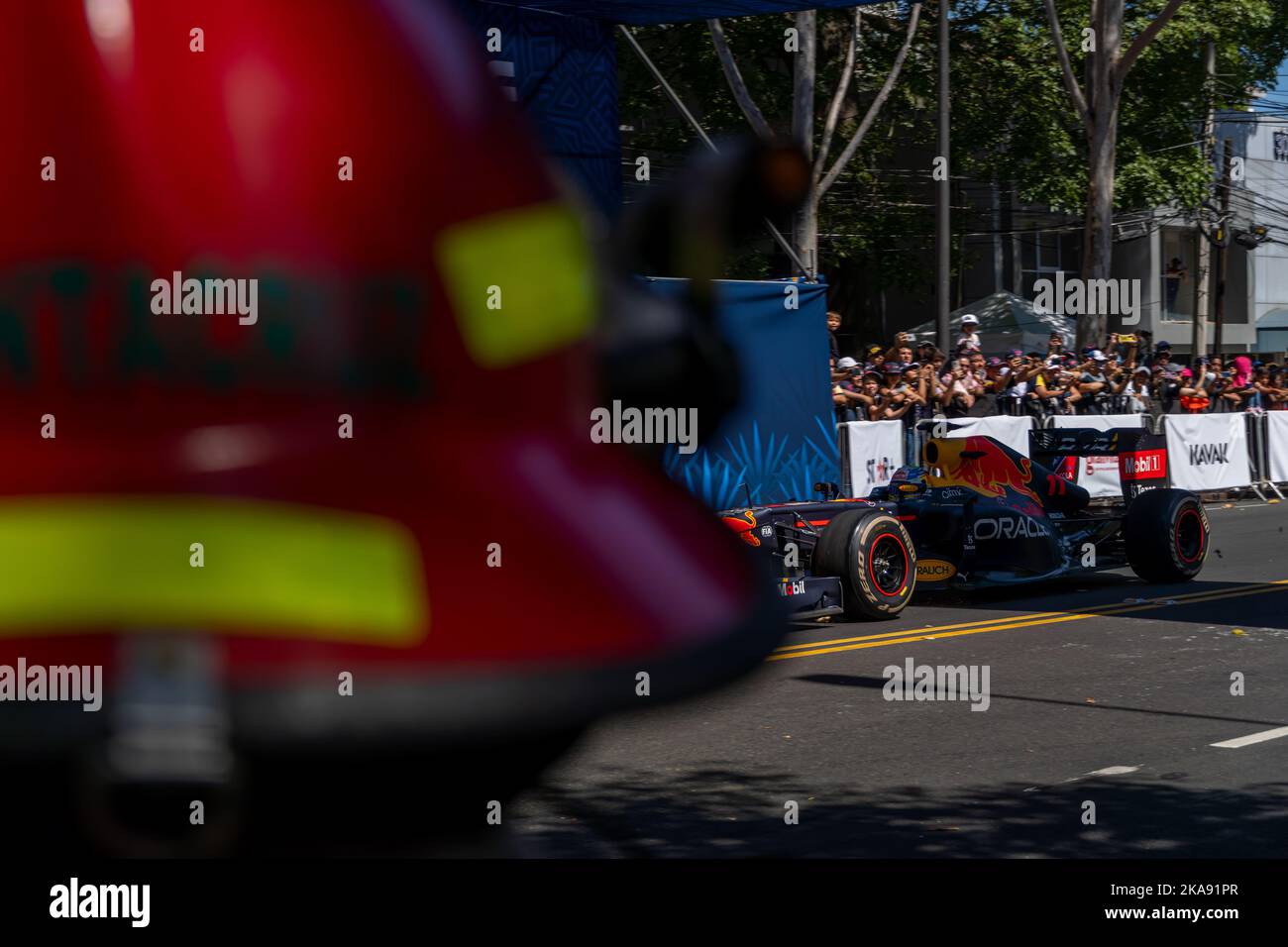 GUADALAJARA, MESSICO - 25 2022 OTTOBRE: Showrun Checo Perez, formula 1 Red bull monoposto RB7 Foto Stock