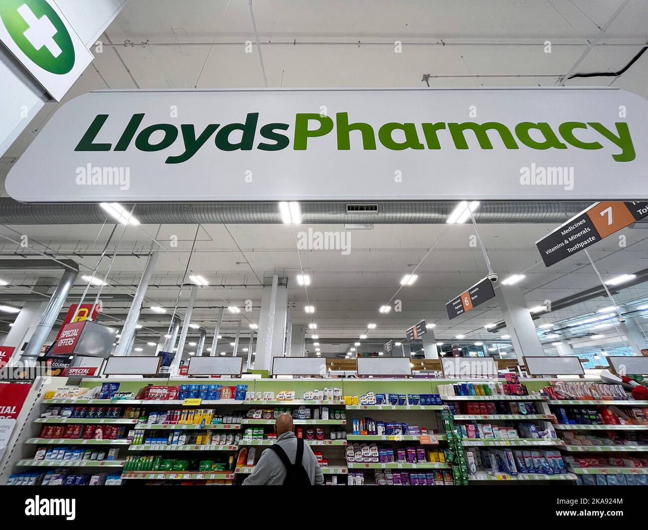 Lloyds Pharmacy all'interno di Sainsburys, Wandsworth, Londra. Ottobre 2022. Foto Stock