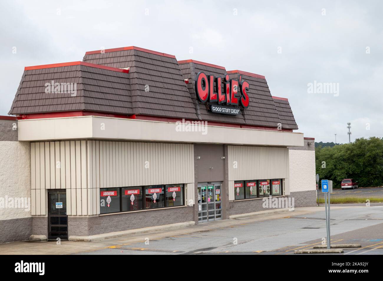 Augusta, GA USA - 07 19 21: Vista laterale del negozio ollies Foto Stock