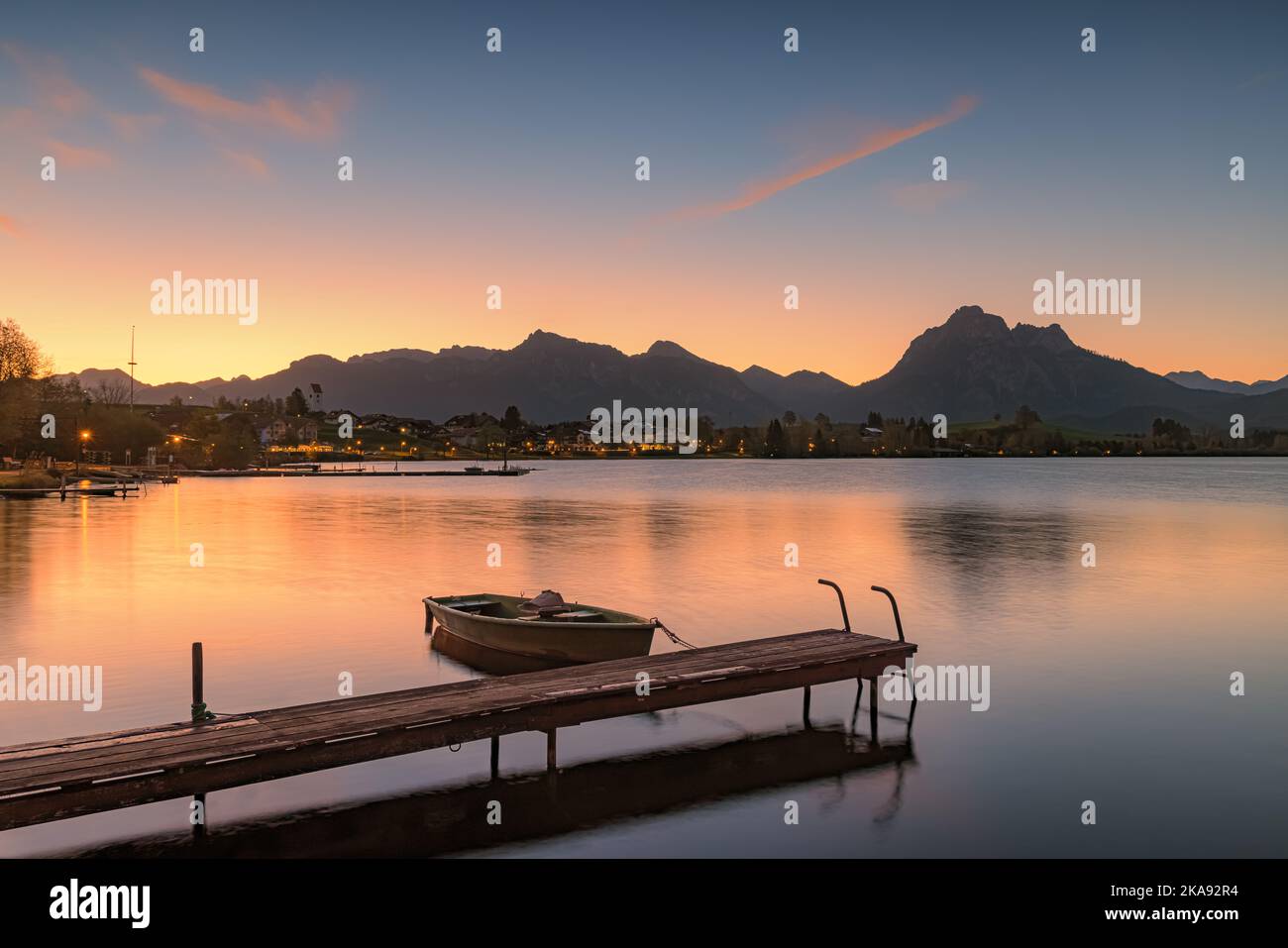 Alba autunnale sul lago Hopfen con le Alpi di Allgauer sullo sfondo, in Baviera, Germania meridionale. Foto Stock