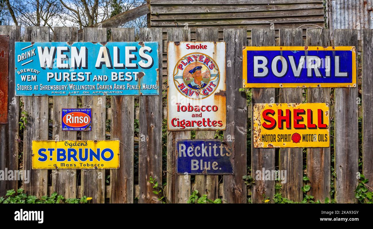 Vintage Signs for Players Navy Cut, Bovril, St Bruno, Reckitts Blue, Shell e Rinso su recinzione di legno in Lists Hill Victorian Town, Telford, Shropshire Foto Stock