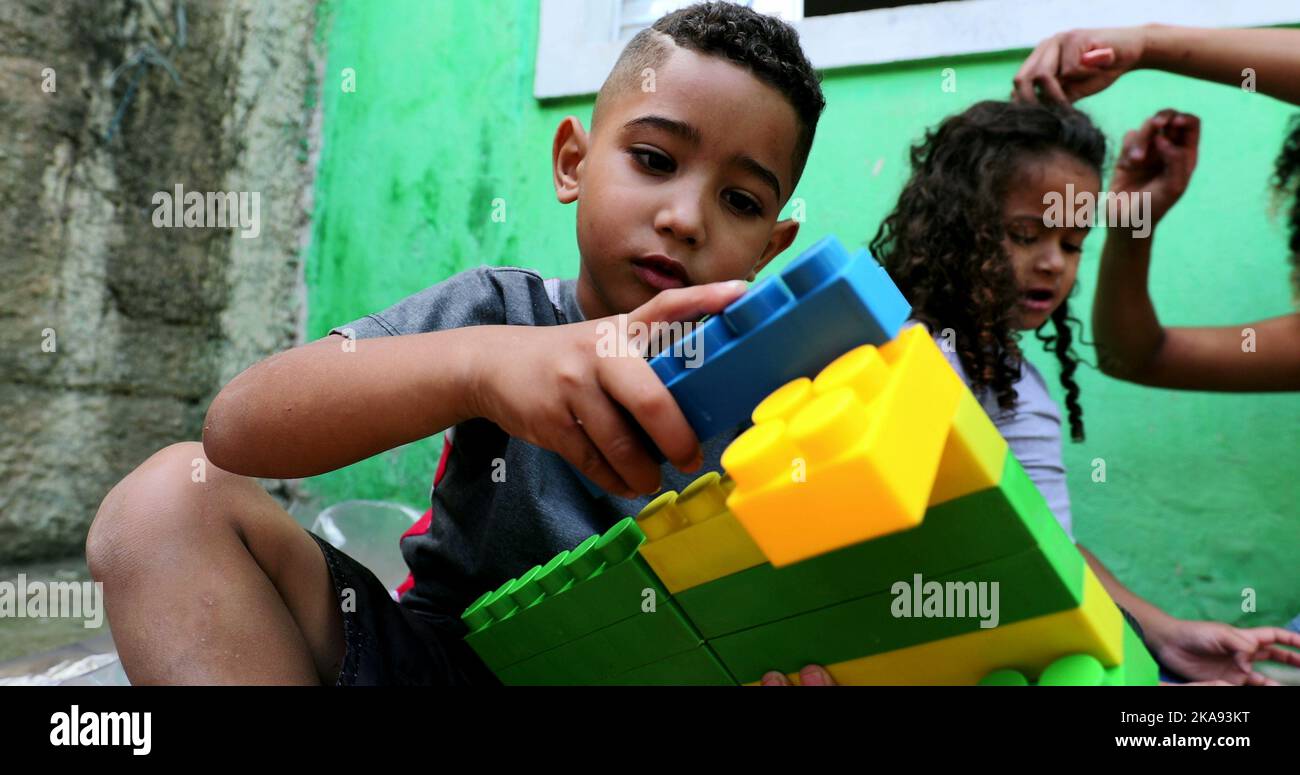 Bambini ispanici che giocano con i giocattoli. Bambini latino-americani Foto Stock