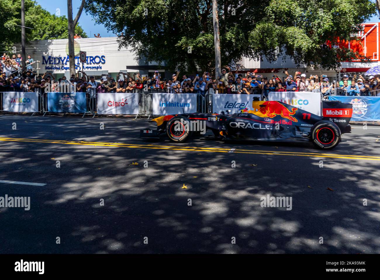 GUADALAJARA, MESSICO - 25 2022 OTTOBRE: Showrun Checo Perez, formula 1 Red bull monoposto RB7 Foto Stock