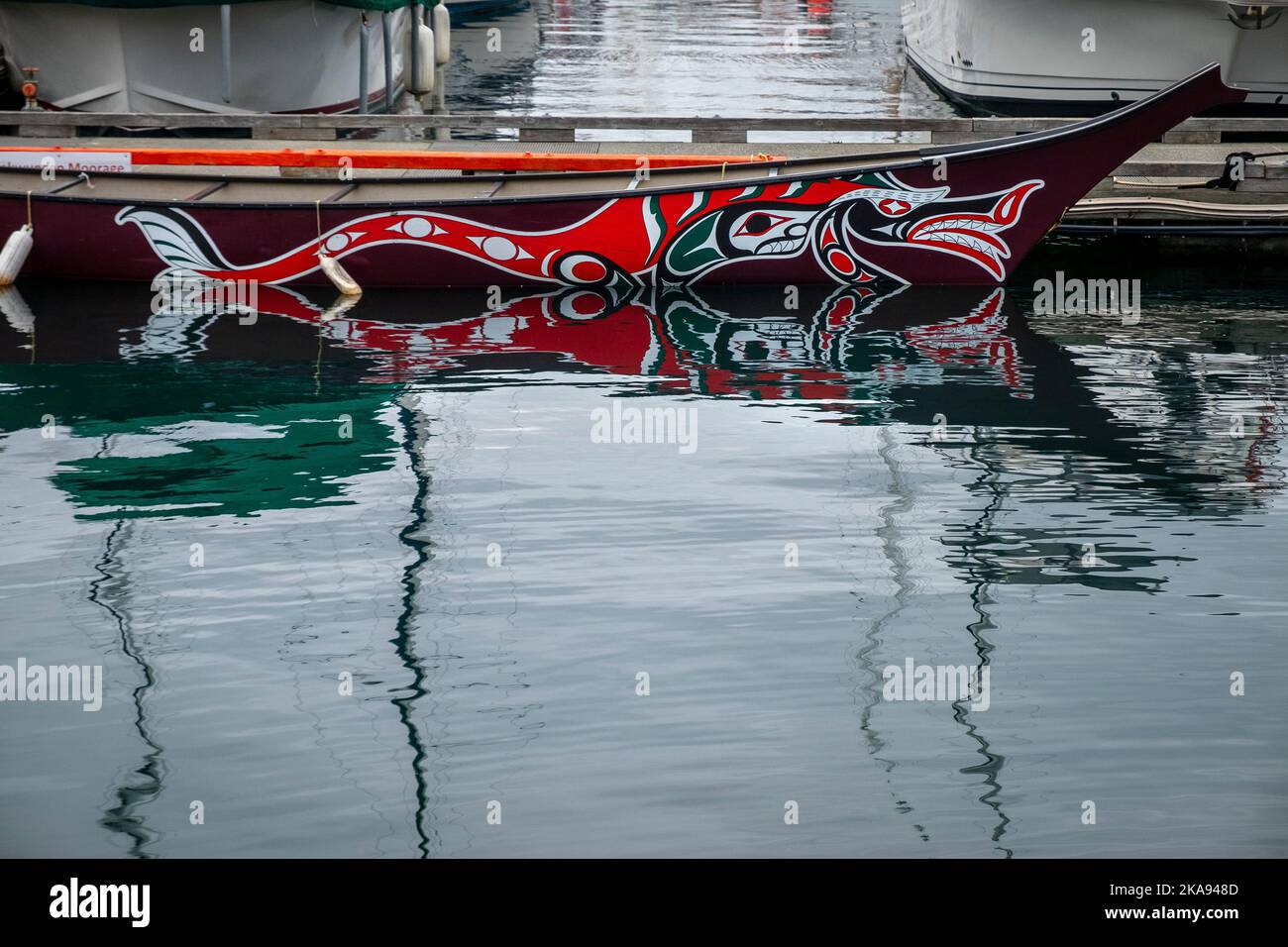 Canoa con il tradizionale design West Coast First Nations, porto, Victoria, British Columbia, Canada Foto Stock