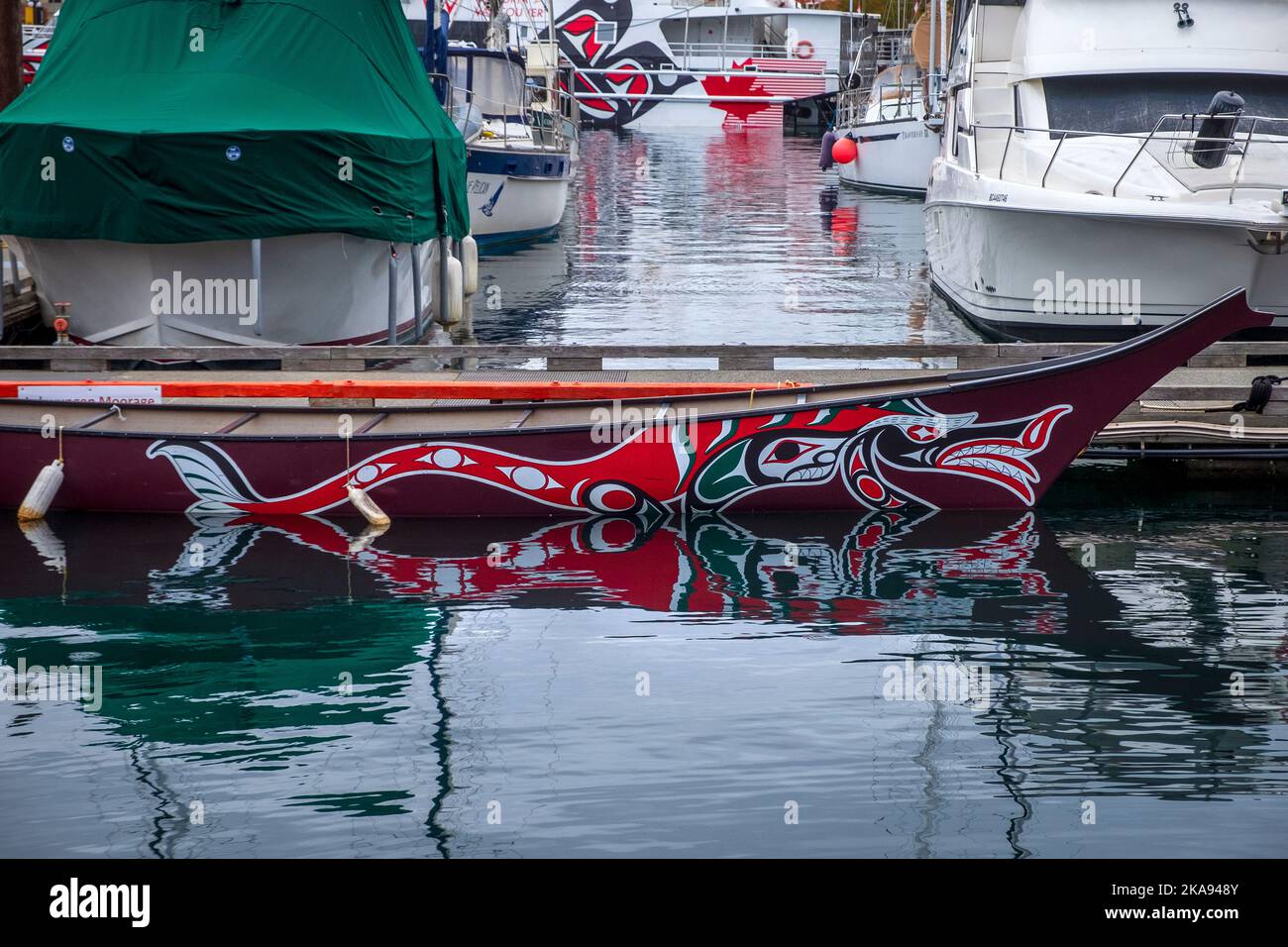 Canoa con il tradizionale design West Coast First Nations, porto, Victoria, British Columbia, Canada Foto Stock