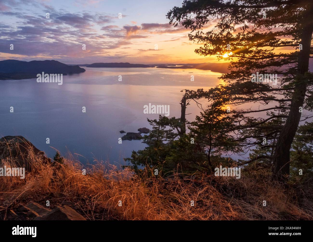 Vista dello stretto di Rosario; vista sulla Baker Preserve, Lummi Island, Washington, USA; Isole San Juan; Cypress Island in lontananza Foto Stock