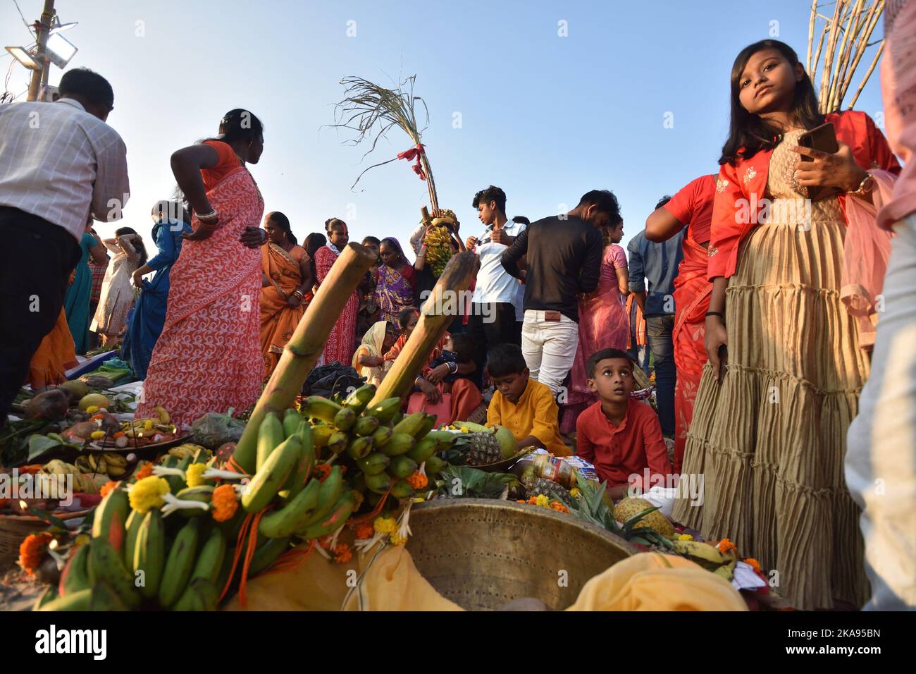 Kolkata, India. 30th Ott 2022. 30 ottobre 2022, Kolkata, India: Devoti indù pregano sulla riva del fiume Gange o sul fiume Hooghly come rituale vedico durante le offerte serali al Dio Sole del festival annuale Chhath di più giorni il 30 ottobre 2022, a Kolkata, India. (Foto di Biswarup Gangully/Eyepix Group/Sipa USA). Credit: Sipa USA/Alamy Live News Foto Stock