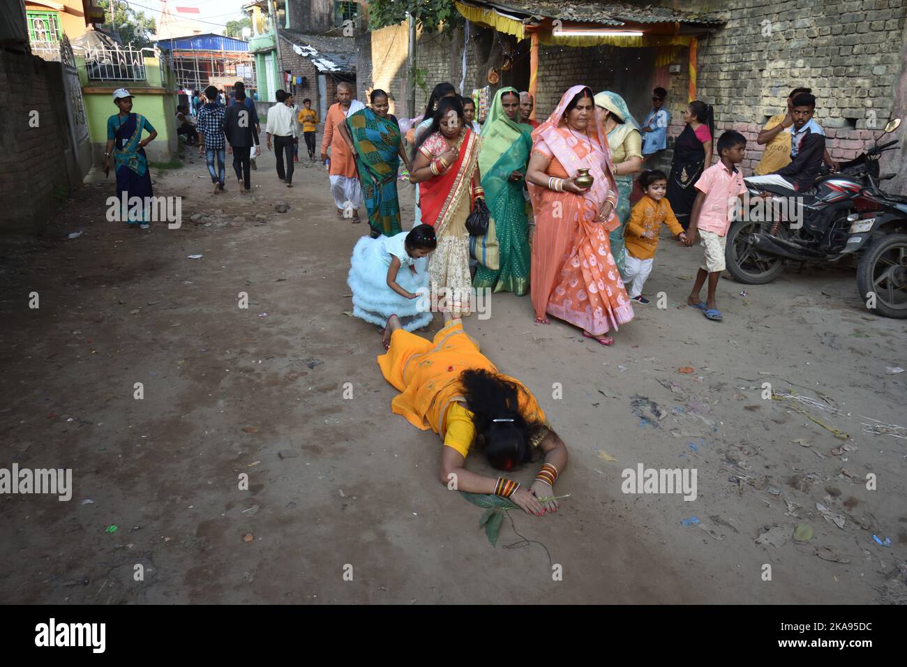 Kolkata, India. 30th Ott 2022. 30 ottobre 2022, Kolkata, India: Devoti indù pregano sulla riva del fiume Gange o sul fiume Hooghly come rituale vedico durante le offerte serali al Dio Sole del festival annuale Chhath di più giorni il 30 ottobre 2022, a Kolkata, India. (Foto di Biswarup Gangully/Eyepix Group/Sipa USA). Credit: Sipa USA/Alamy Live News Foto Stock