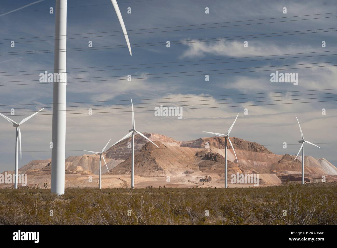 Una fattoria eolica fuori dalla città desertica di Mojave, California Foto Stock