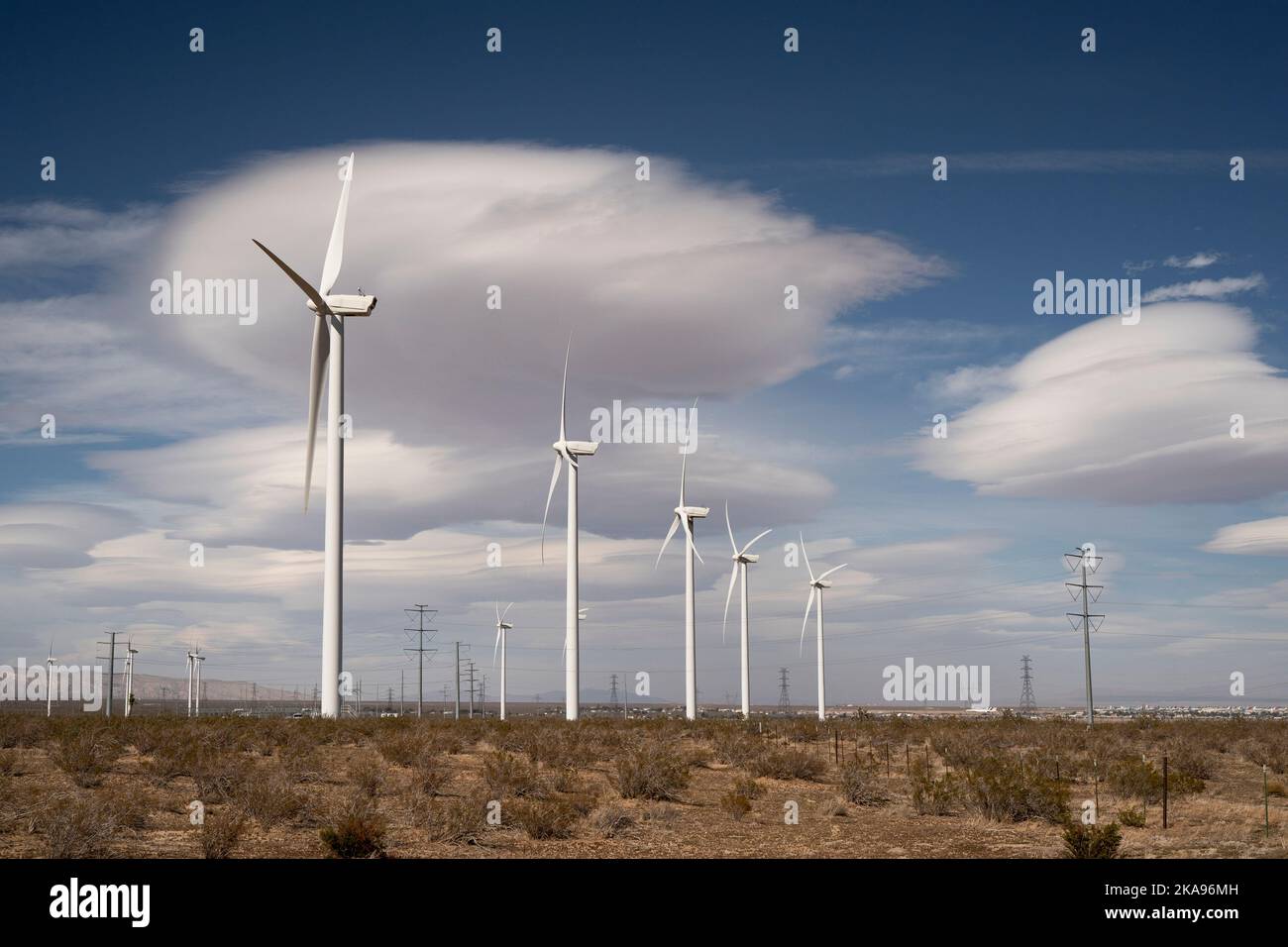 Turbine eoliche fuori dalla città desertica di Mojave, California Foto Stock