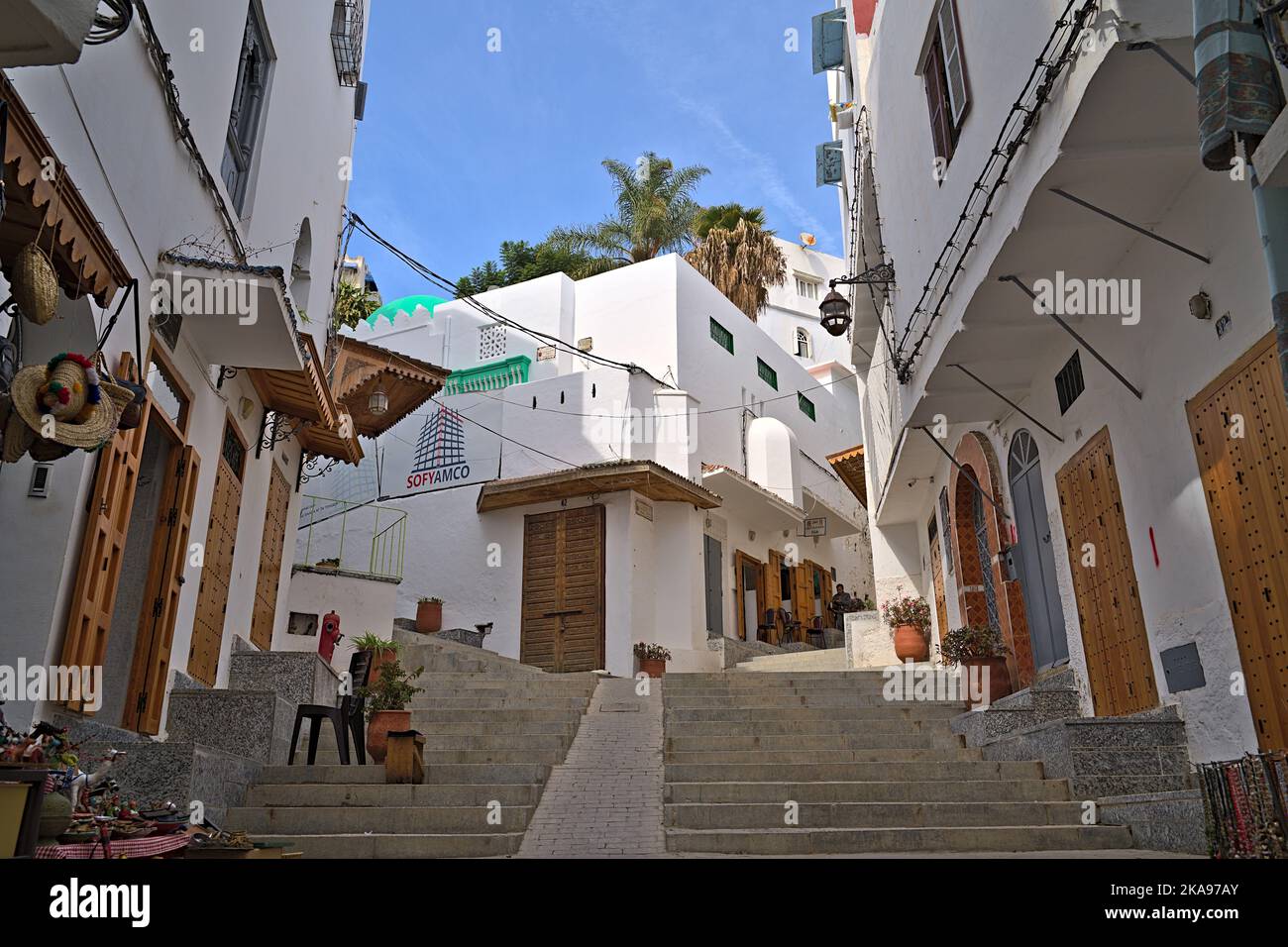 Una strada casuale nella città di Tanger Foto Stock