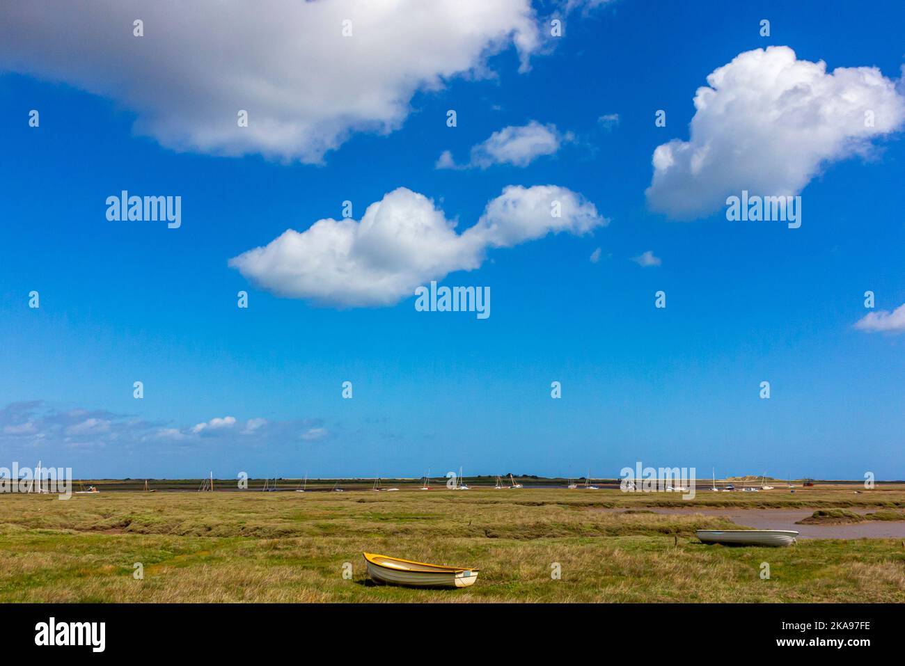 Vista attraverso le paludi salate piatte a Brancaster sulla costa nord del Norfolk nell'Inghilterra orientale del Regno Unito. Foto Stock