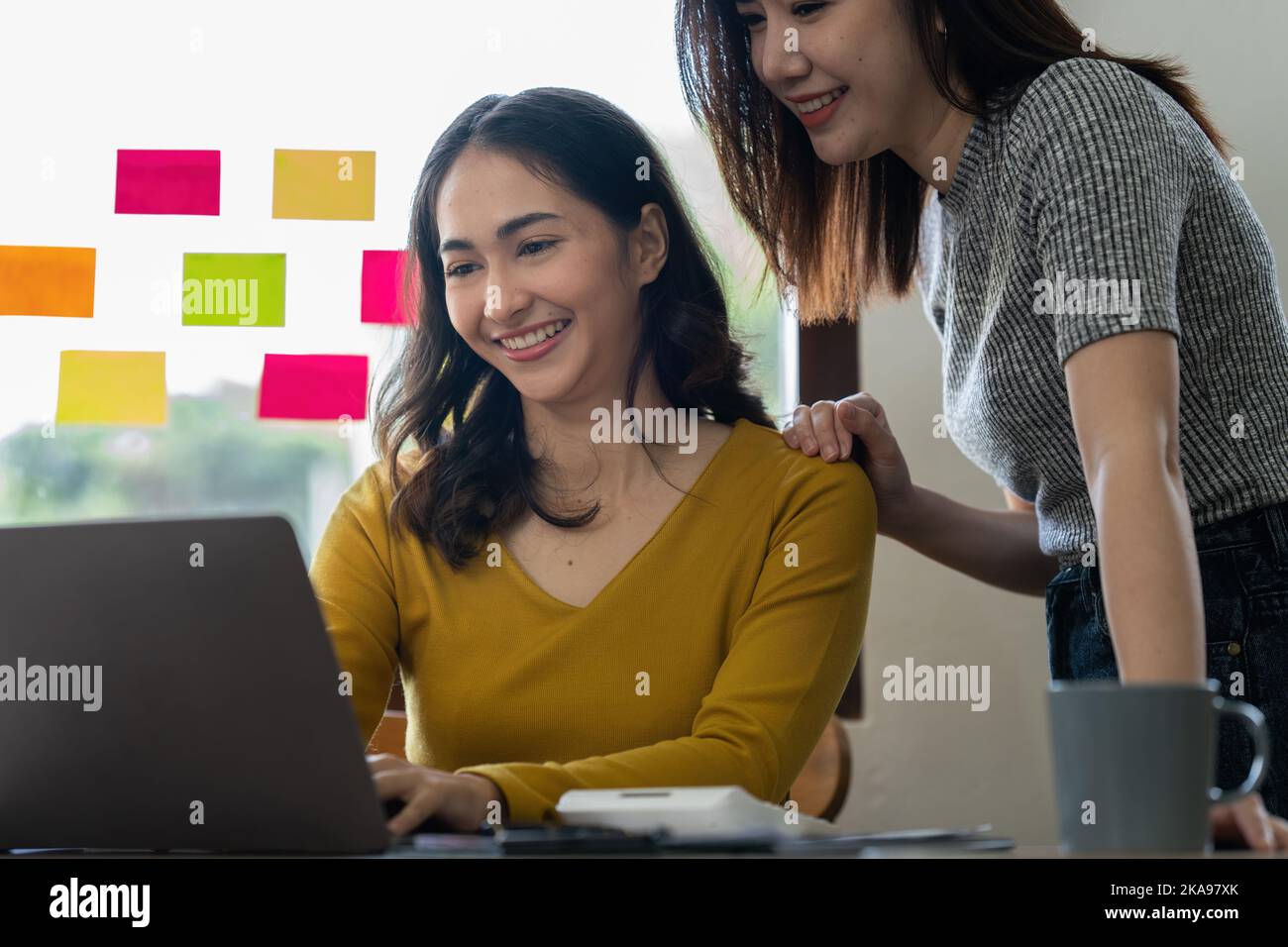 Il team aziendale della sala riunioni informale discute e parla di idee sul marketing. Concetto di consulenza aziendale Foto Stock