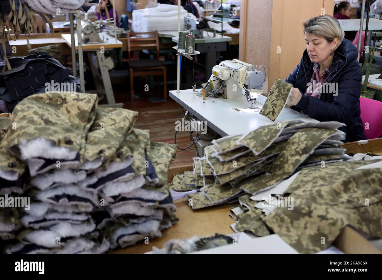 IVANO-FRANKIVSK, UCRAINA - 28 OTTOBRE 2022 - Un operaio scola oggetti per l'esercito ucraino all'impresa di formazione e produzione dell'Ucraina Foto Stock