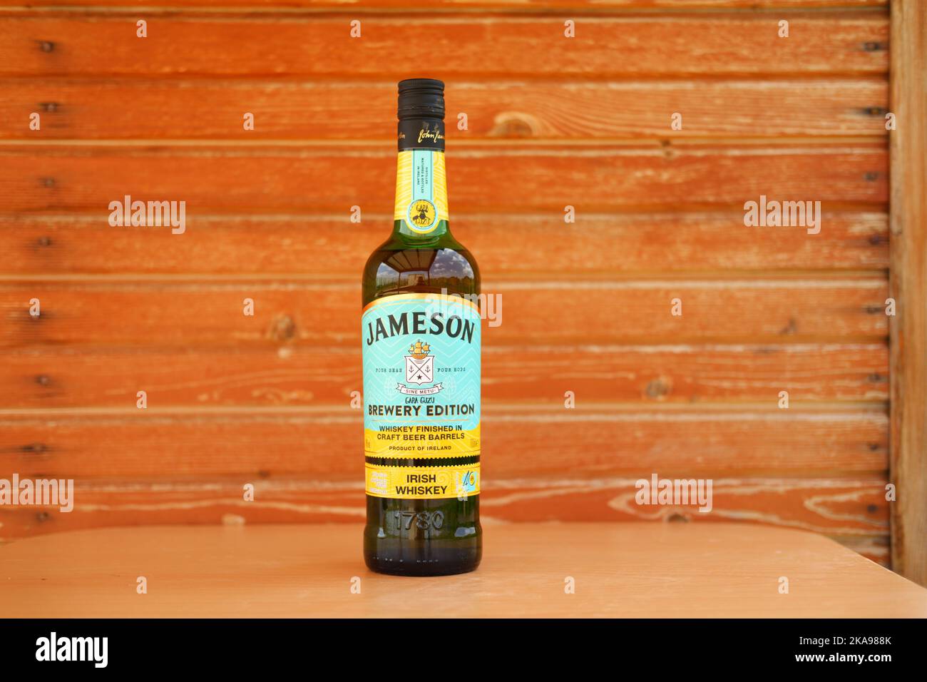 Bottiglia di whisky Jameson con fondo in legno Foto Stock