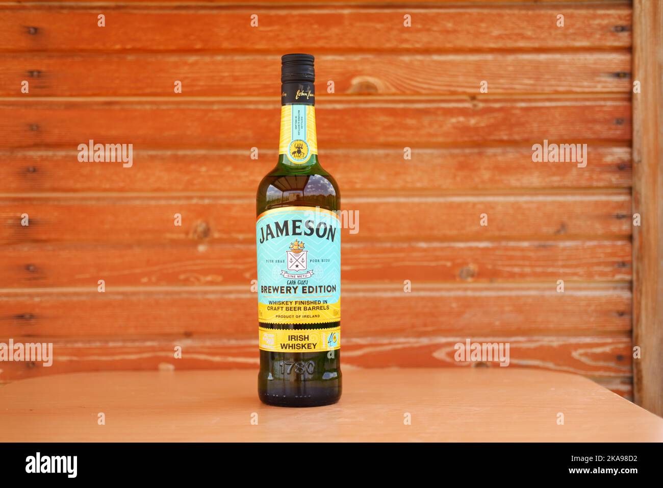 Bottiglia di whisky Jameson con fondo in legno Foto Stock