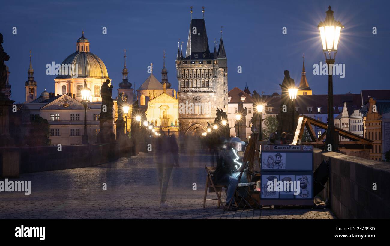 Disegno artigianale sul monumento storico Ponte Carlo durante la notte, Praga, Czechia Foto Stock