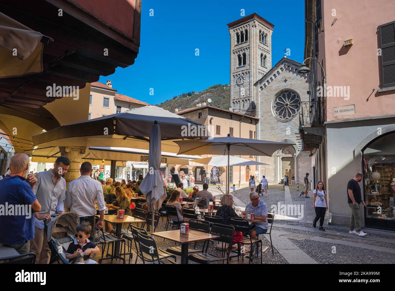 Piazza San fedele Como, vista in estate delle persone sedute ai tavoli nella storica Piazza San fedele nella città di Como, Lago di Como, Lombardia Foto Stock