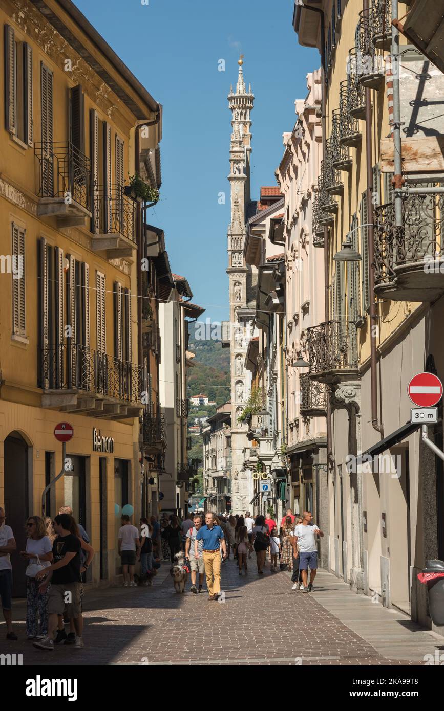 Como città panoramica, vista in estate di persone che camminano in Via Vittorio Emanuele nel centro storico della città di Como, Lago di Como, Italia, Lombardia Foto Stock