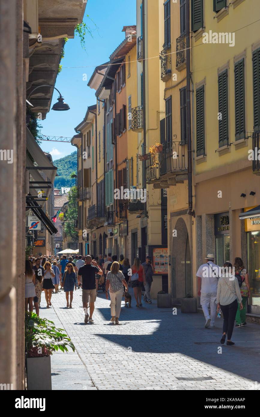 Como città panoramica, vista in estate di persone che camminano in Via Vittorio Emanuele nel centro storico della città di Como, Lago di Como, Italia, Lombardia Foto Stock