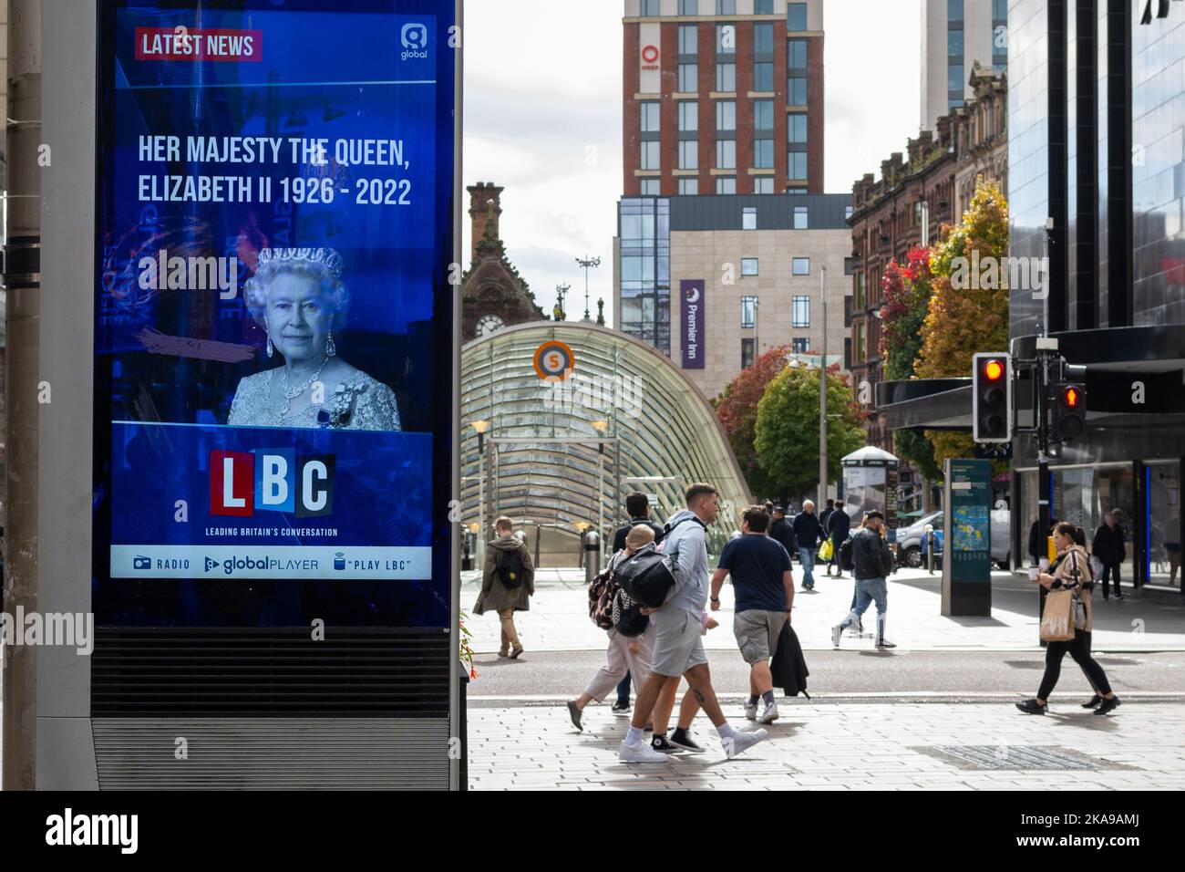 Morte della sua maestà la regina Elisabetta II LBC schermo nel centro di Glasgow, Scozia, Regno Unito Foto Stock