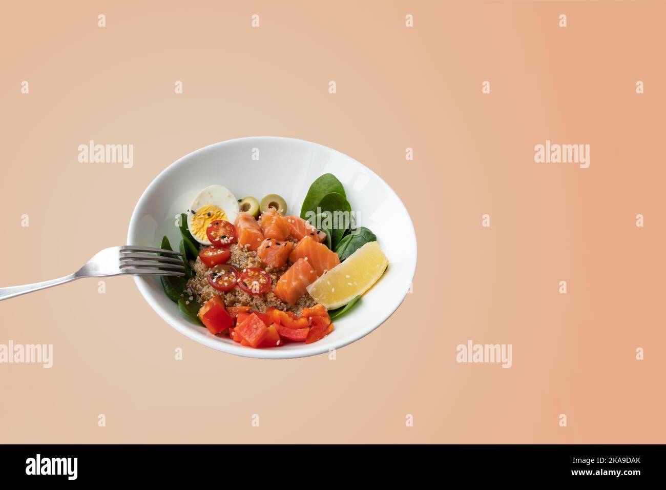piatto piatto piatto piatto con poke. salmone fresco, quinoa, spinaci, limone per una dieta sana. spazio copia. Foto Stock